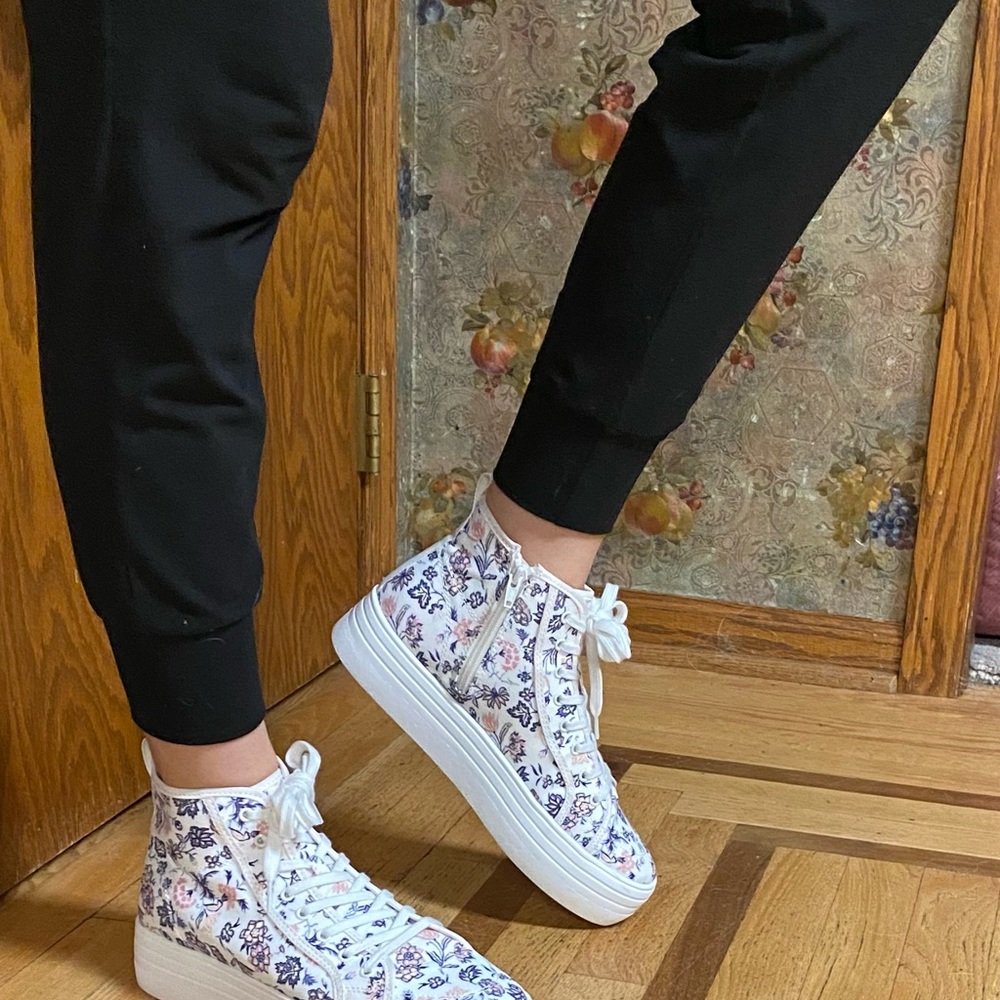 NWT Women’s Thread Cassie (floral) Sneakers, size 8 - Picture 4 of 4